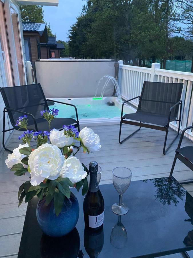 Graceland Lodge With Hot Tub Barmby on the Moor المظهر الخارجي الصورة
